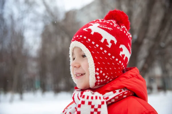 Retrato de menino no tempo de inverno — Fotografia de Stock