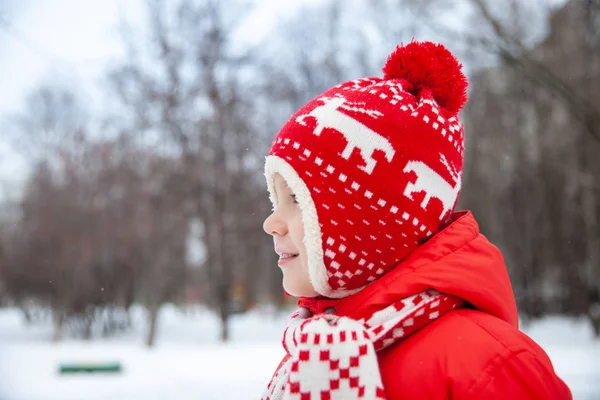 Retrato de menino no tempo de inverno — Fotografia de Stock