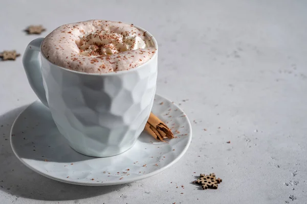 Chocolate quente, decorado com chantilly e canela — Fotografia de Stock