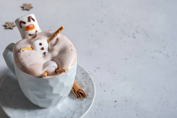 Heiße Schokolade mit geschmolzenem Eibisch-Schneemann — Stockfoto