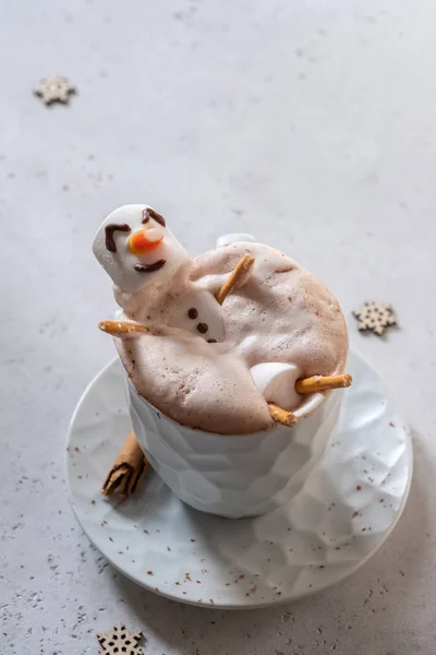 Chocolate quente com marshmallow derretido boneco de neve — Fotografia de Stock