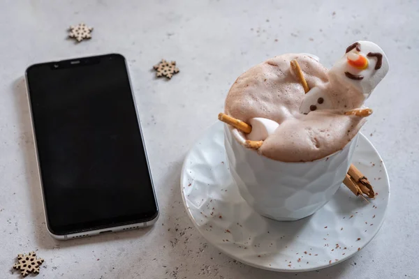 Warme chocolade met gesmolten marshmallow sneeuwpop — Stockfoto