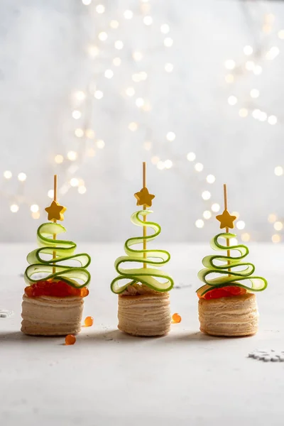 Kerstboom canape met komkommer slice, zalm pate en rode kaviaar — Stockfoto