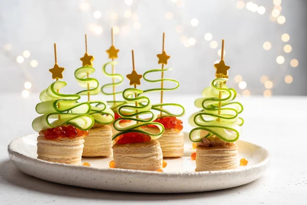 Canapé de árbol de Navidad con rodaja de pepino, paté de salmón y caviar rojo —  Fotos de Stock