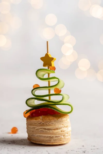Weihnachtsbaum-Canape mit Gurkenscheibe, Lachspastete und rotem Kaviar — Stockfoto