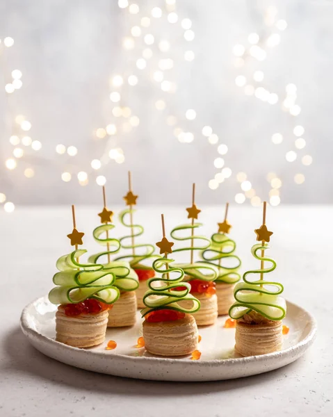 Kerstboom canape met komkommer slice, zalm pate en rode kaviaar — Stockfoto