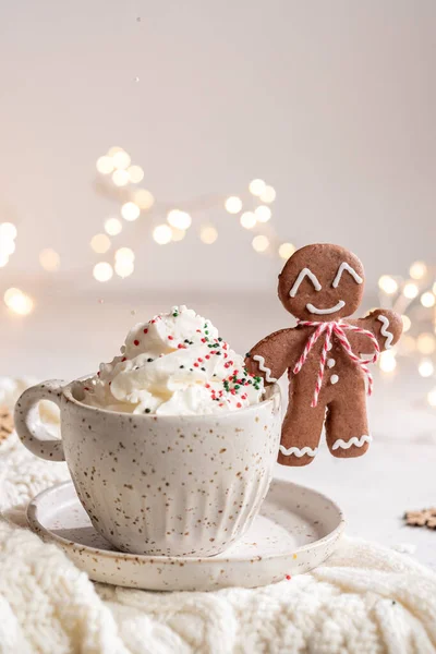 Gingerbread cookie man with a hot chocolate — Stock Photo, Image