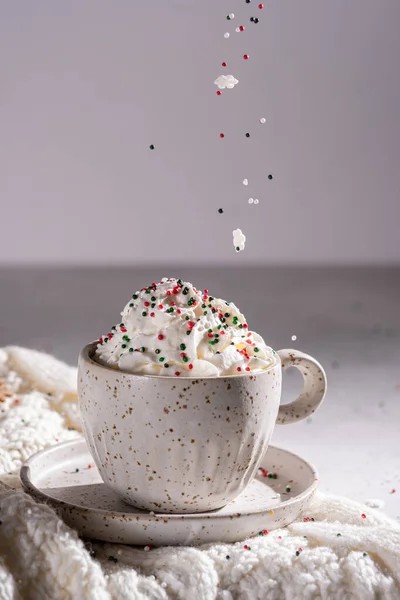 Galleta de jengibre hombre con un chocolate caliente — Foto de Stock