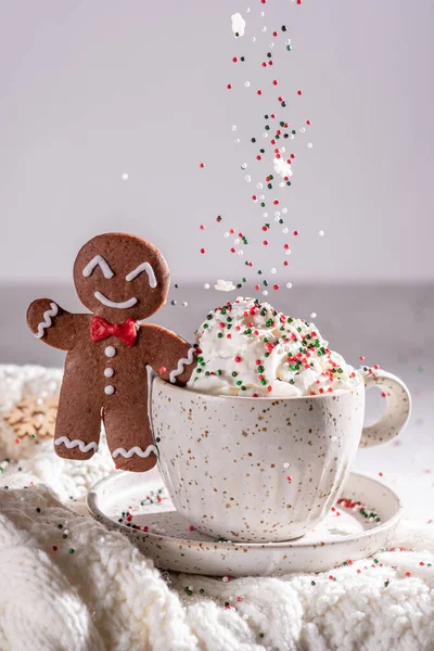 Zencefilli kurabiye adam ve sıcak çikolata. — Stok fotoğraf