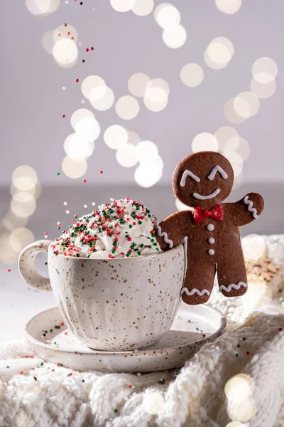 Biscuit au pain d'épice homme avec un chocolat chaud — Photo