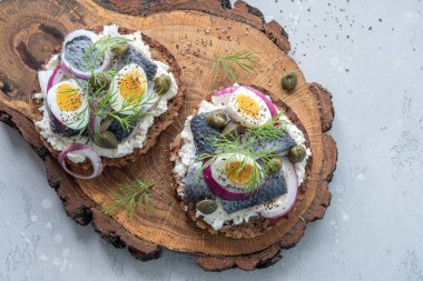 Ringa balığı, soğan ve yumurta karışımı.