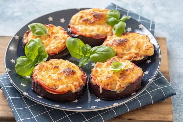 Baked eggplant with cheese, tomatoes and basil — Stock Photo, Image