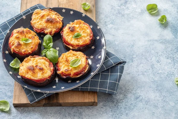 Gebackene Auberginen mit Käse, Tomaten und Basilikum — Stockfoto