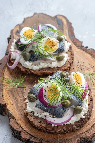 Smorrebrod with herring, onion and eggs — Stock Photo, Image