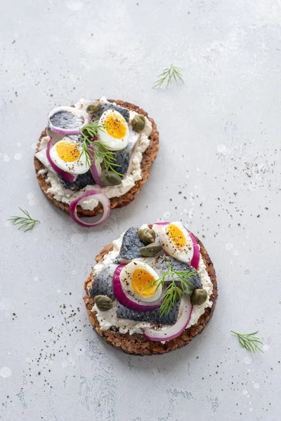 Smorrebrod with herring, onion and eggs — Stock Photo, Image