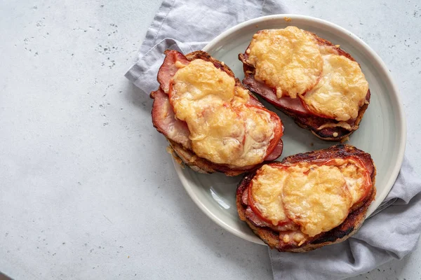 Печёный сэндвич с ветчиной, помидорами и сыром — стоковое фото
