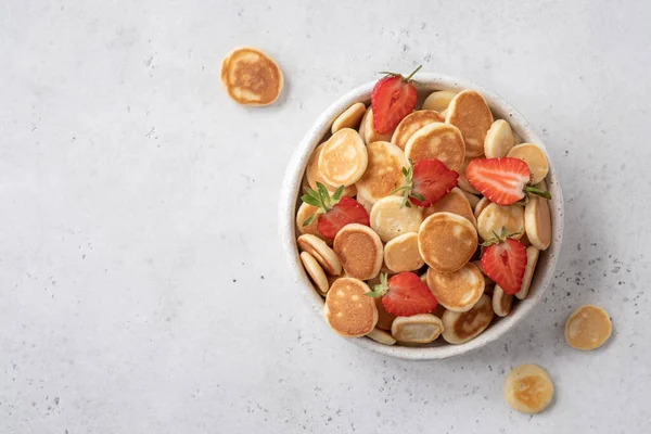 Panqueque de cereales en un tazón con fresa —  Fotos de Stock