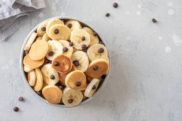 Cereais de panqueca em uma tigela com banana — Fotografia de Stock