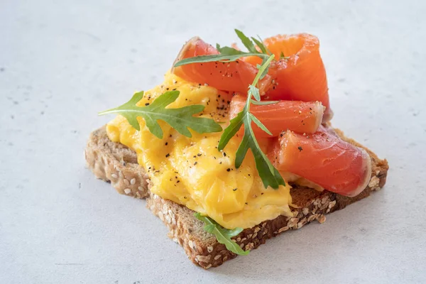 Salmón con huevos en tostadas —  Fotos de Stock