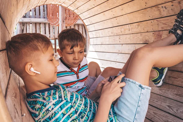 Snygg pojke med smartphone spela spel — Stockfoto
