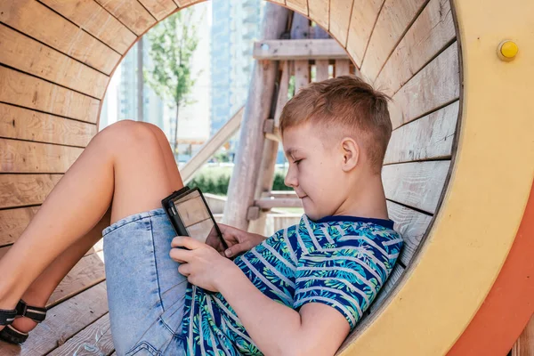Snygg pojke med smartphone spela spel — Stockfoto