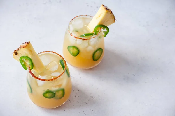 Cocktail alcolico all'ananas jalapeno margarita — Foto Stock