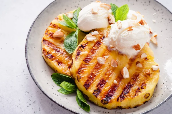 Grilled pineapple with ice cream — Stock Photo, Image