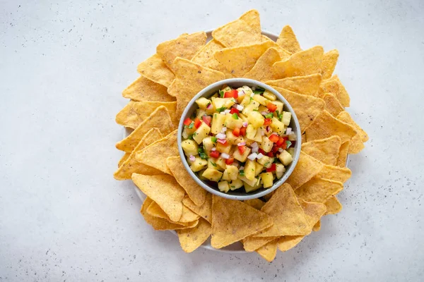 Ananas-Salsa mit Nachos — Stockfoto