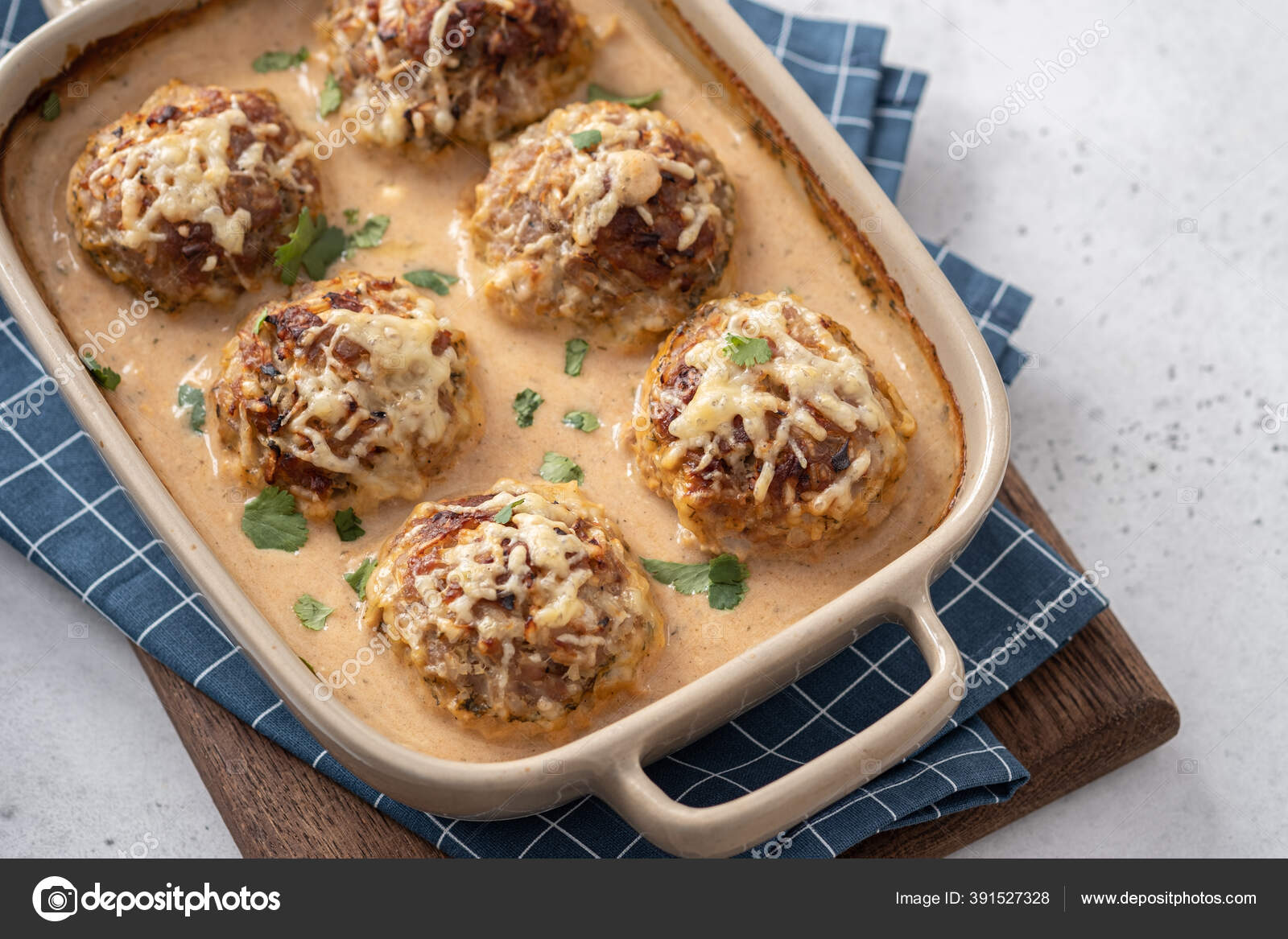 配菜和米饭的肉丸子——图库图片© Odelinde #391527328, image size:1600x1167