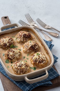 Lahana ve pirinçli köfte.