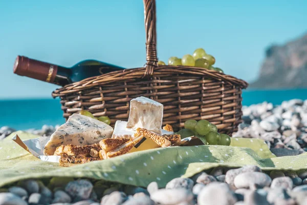 Picnic de verano en la costa del mar — Foto de Stock