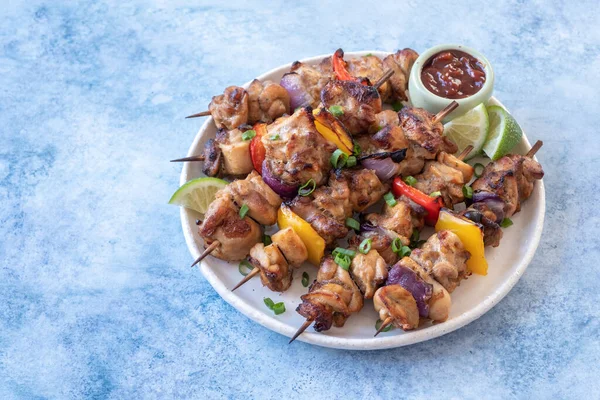Kebab di pollo Shish con peperoni e cipolle — Foto Stock