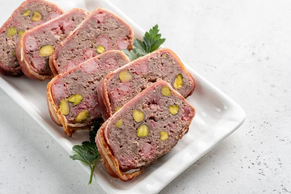 Kıymalı, jambonlu ve fıstıklı terrine. — Stok fotoğraf