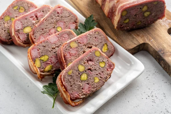 땅 고기, 햄, 피스타치오를 곁들인 맛있는 공포 — 스톡 사진