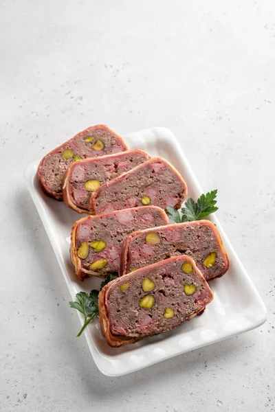 Kıymalı, jambonlu ve fıstıklı terrine. — Stok fotoğraf