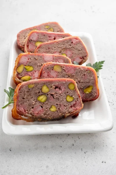 Deliziosa terrina con carne macinata, prosciutto e pistacchi — Foto Stock