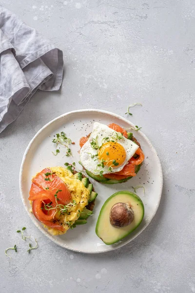 Roerei met gerookte zalm op toast, Ontbijt — Stockfoto