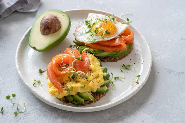 Roerei met gerookte zalm op toast, Ontbijt — Stockfoto