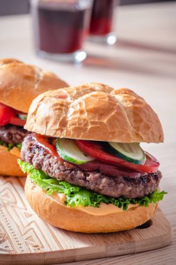 Taze sebzeli hamburger.