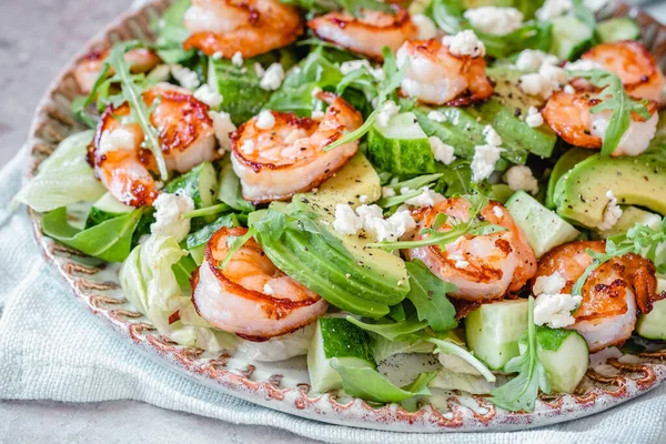 Salada com abacate e camarões — Fotografia de Stock