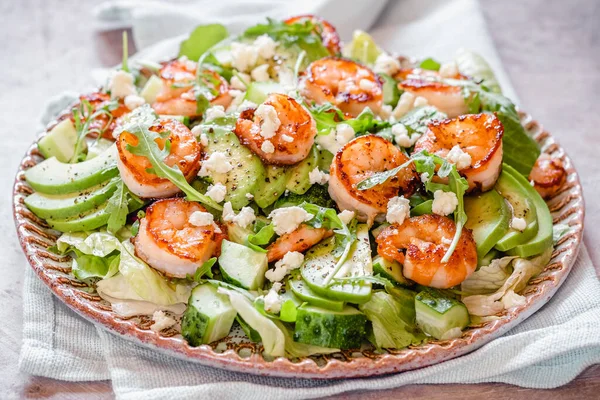 Salade met avocado en garnalen — Stockfoto