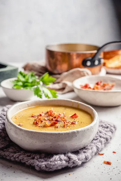 Lentil pea soup garnish with bacon — Stock Photo, Image