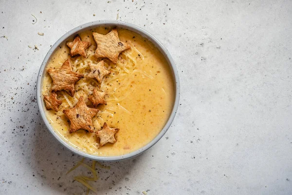 Сырный суп с тостами — стоковое фото