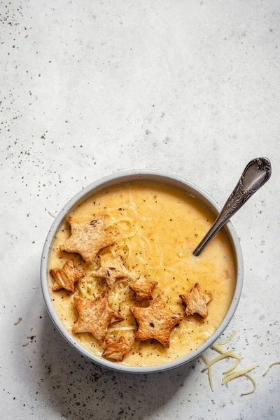 Сырный суп с тостами — стоковое фото