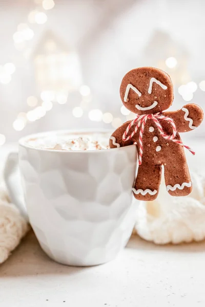 Пряничне печиво чоловік з гарячим шоколадом — стокове фото