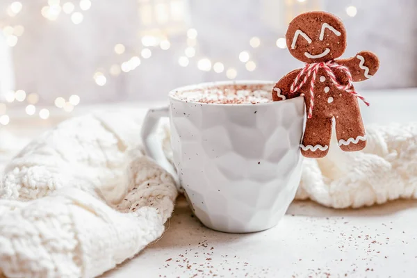 Gingerbread cookie man with a hot chocolate — Stock Photo, Image