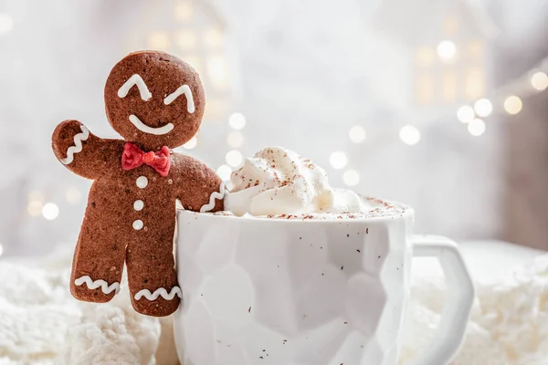 Gingerbread cookie man with a hot chocolate — Stock Photo, Image