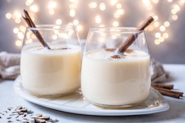 Geleneksel Noel içkisi tarçınlı eggnog
