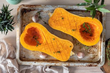 Taze tereyağlı kabak ve otlar.