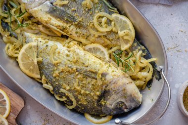 Limon ve soğanla marine edilmiş taze balık.